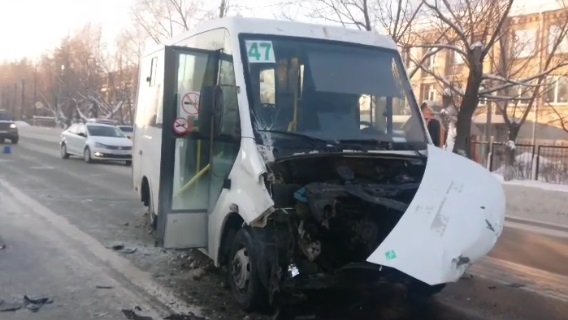 В Челябинске легковой автомобиль отбросило на маршрутку с пассажирами