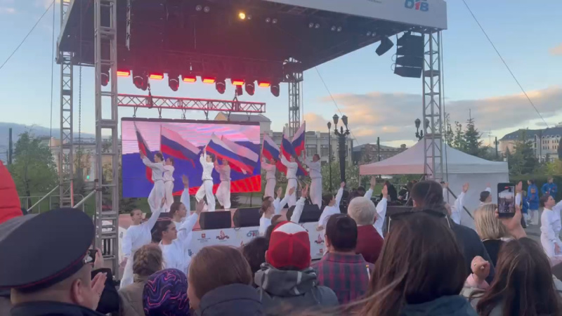 В Челябинске начался праздничный концерт «Огонь Победы»