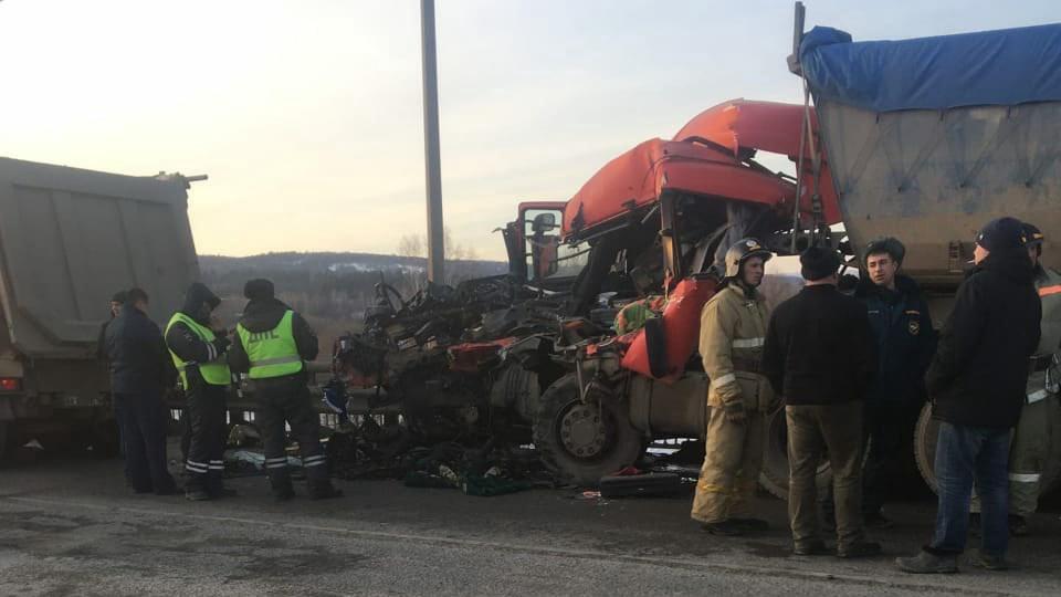 В Челябинской области на трассе М‑5 образовалась пробка из‑за аварии двух большегрузов