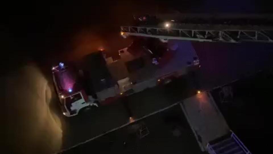 В Магнитогорске спасатели эвакуировали 15 человек из многоэтажки из‑за пожара