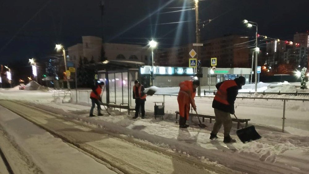 Глава Челябинска поручила вывозить снег в круглосуточном режиме