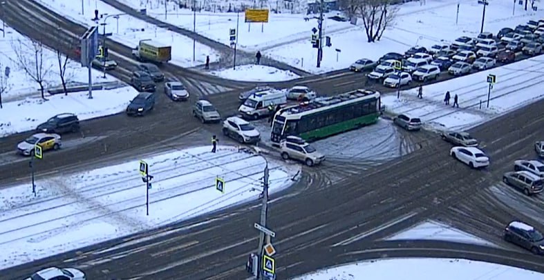 В Челябинске два человека попали под колеса трамвая