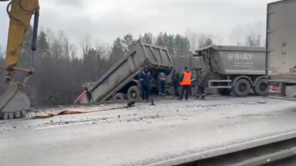 На трассе М‑5 в Челябинской области самосвал съехал в кювет