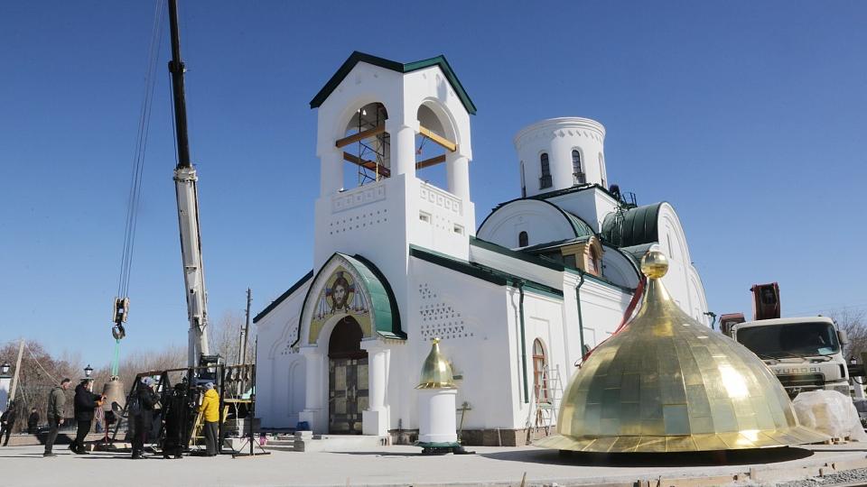 В поселке под Коркино освятили купола и колокола строящегося храма