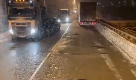 На трассе М‑5 в Челябинской области вместе со снегом сходит асфальт