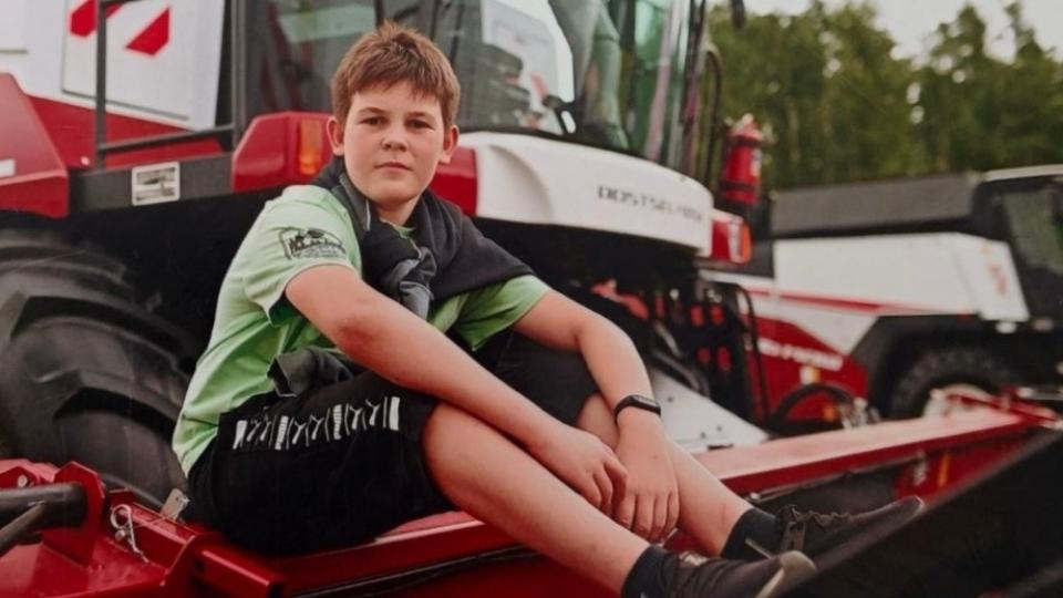 Школьник из Бредов работает на тракторе за зарплату