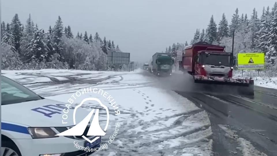 Спецмашины расчищают трассу М‑5 в Челябинской области после снегопада