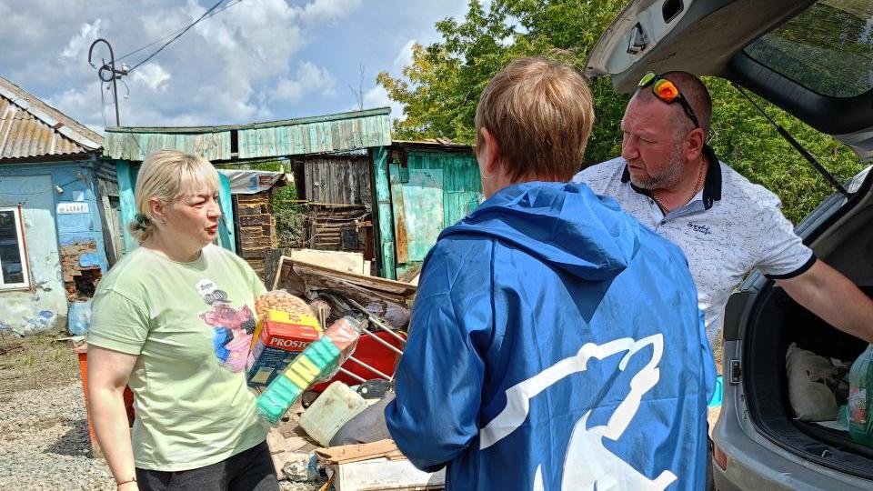 Депутаты и волонтеры «Единой России» навестили пострадавших от паводка в Челябинской области