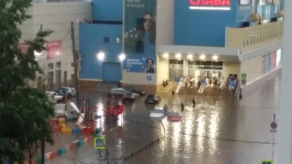 В Копейске после потопа прочистили ливневки в центре города