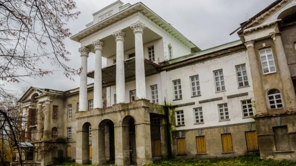 Дворец культуры победа кыштым. Белый дом демидовых в кыштыме. Усадьба демидовых белый дом. Кыштым дворец. Дом культуры металлургов кыштым.