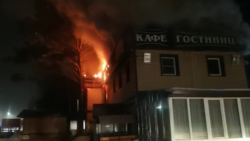 На трассе в Челябинской области загорелось придорожное кафе