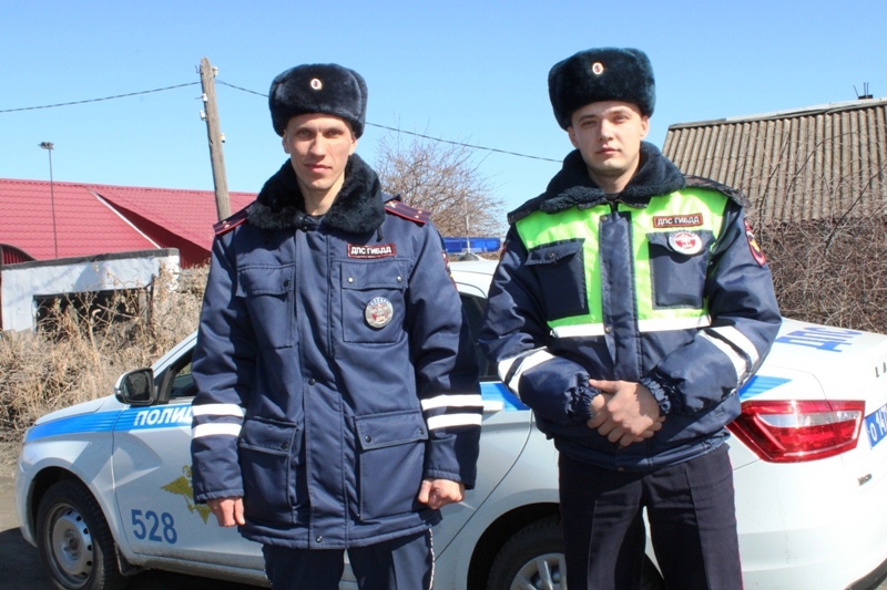 В Троицке сотрудники Госавтоинспекции спасли семью во время ночного пожара