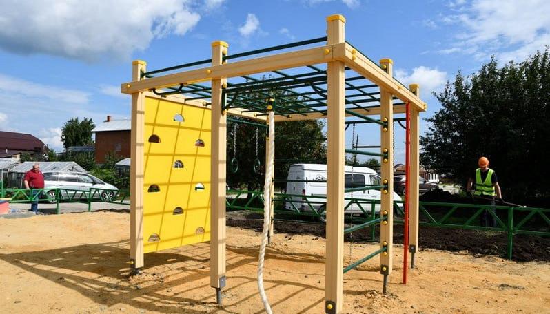 В деревнях Озерского округа устанавливают детские игровые площадки