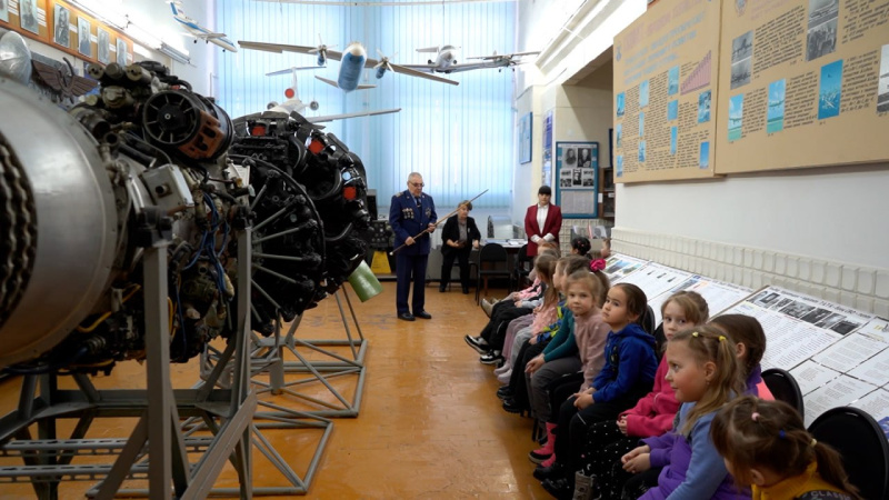В Троицке воспитанникам детского сада рассказали о профессиях в авиации