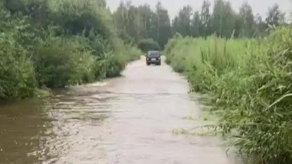 В Челябинской области из‑за проливных дождей вода стала переливаться через дороги