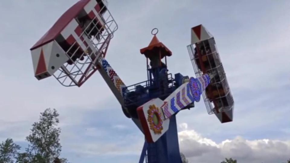 В Магнитогорске люди застряли вниз головой на аттракционе