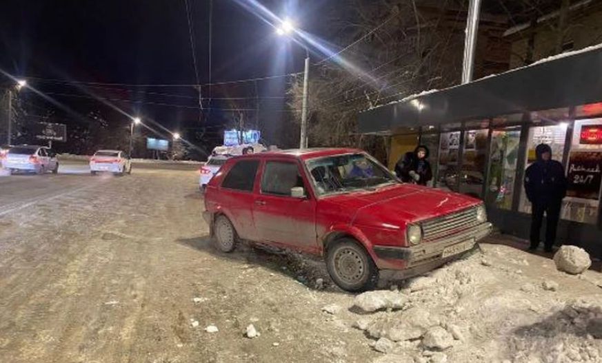 В Челябинске легковая машина въехала в остановку и сбила женщину