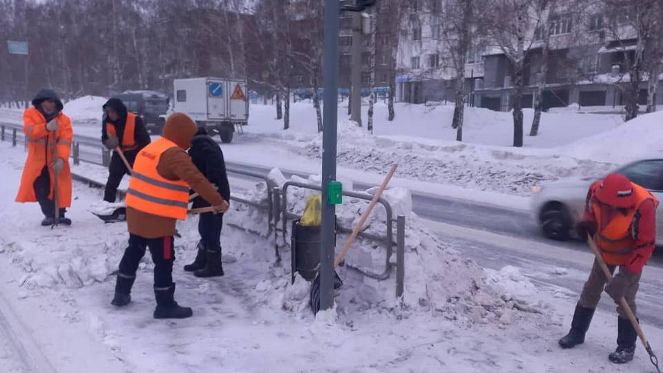Почти 280 спецмашин вышли на уборку снега в Челябинске 14 января