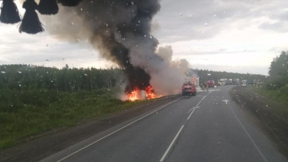 На трассе М‑5 в Челябинской области на ходу загорелась фура