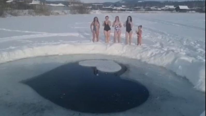 В Миассе моржи в День всех влюбленных сделали прорубь-валентинку