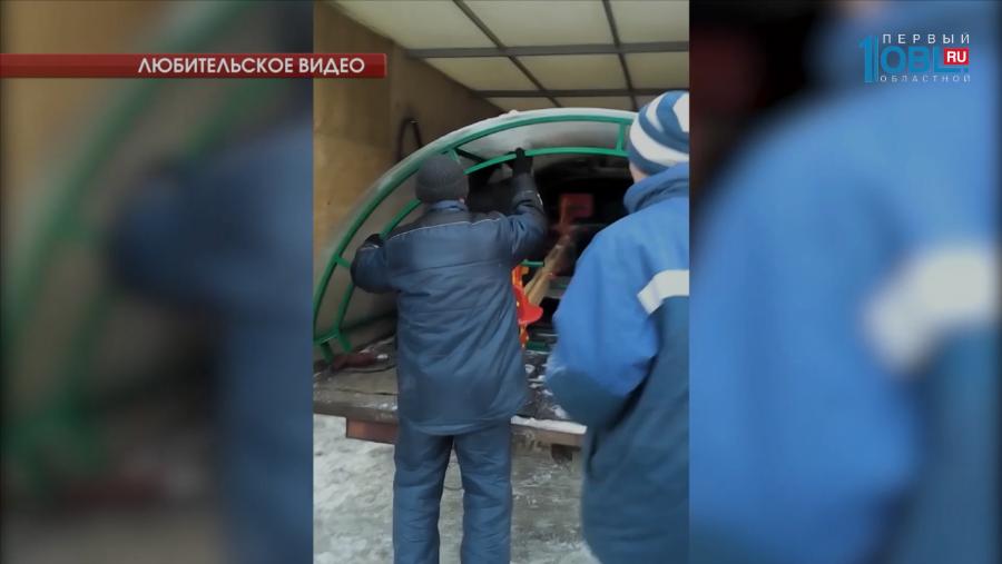 В Калининском районе сносят детские площадки