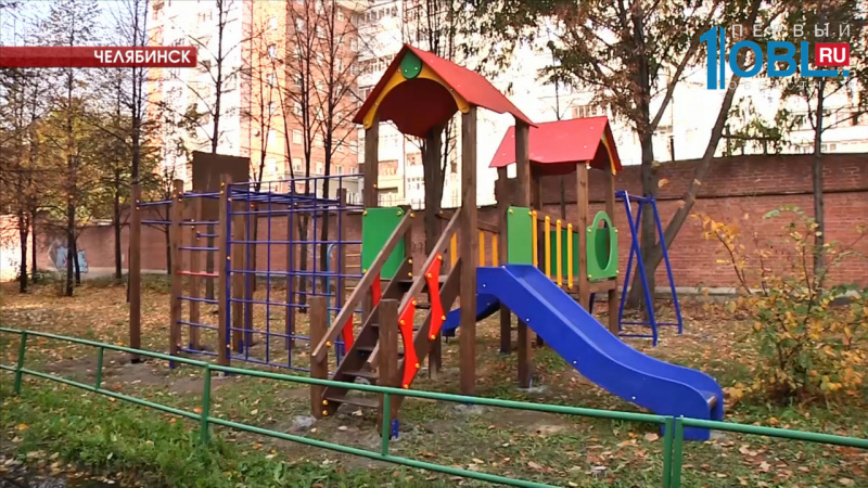 Активисты проверяют горки и качели на безопасность