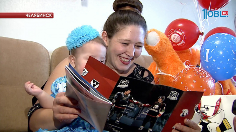 Телеканал ОТВ вручил зрительнице шайбу с автографами игроков ХК "Трактор"