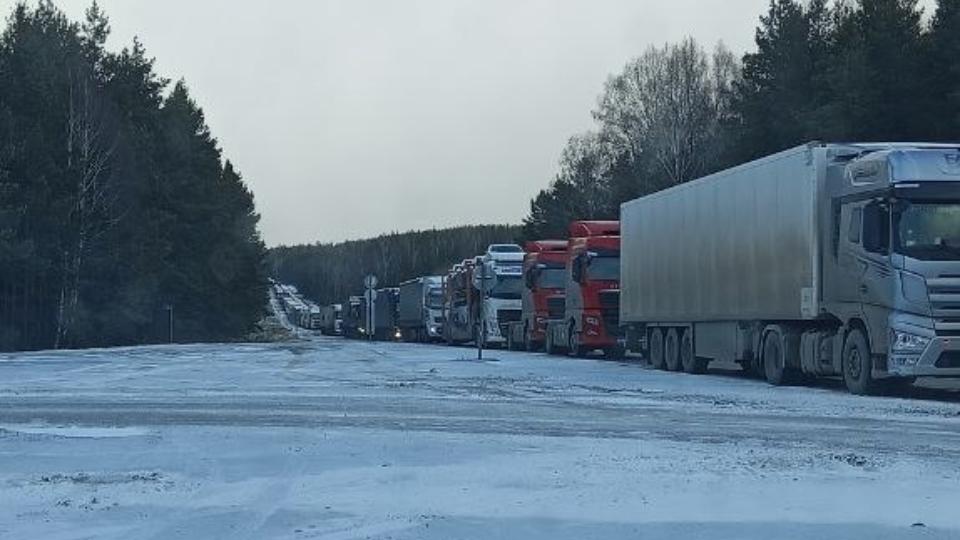 Трасса М‑5 встала в пробку в Челябинской области из‑за снегопадов и гололеда