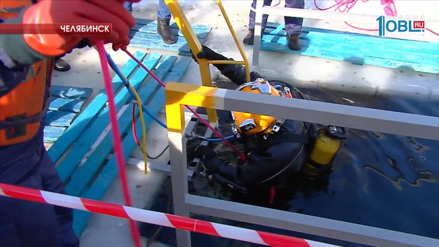 Спасатели-водолазы проводят учения