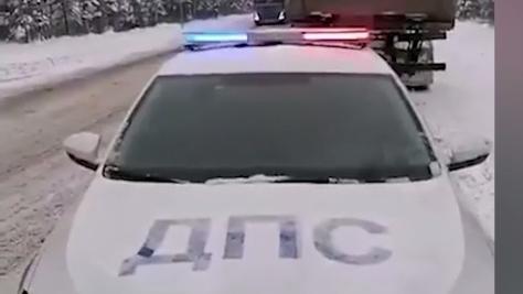 На трассе в Челябинской области из‑за фуры на летней резине образовалась пробка