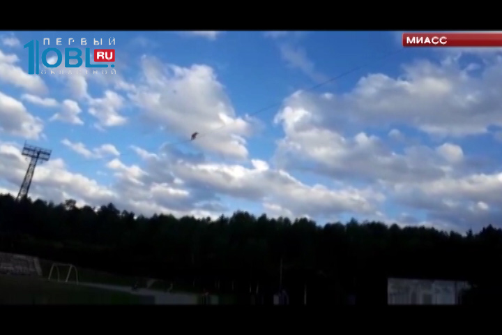 Экстремал-канатоходец прошел по канату над стадионом 