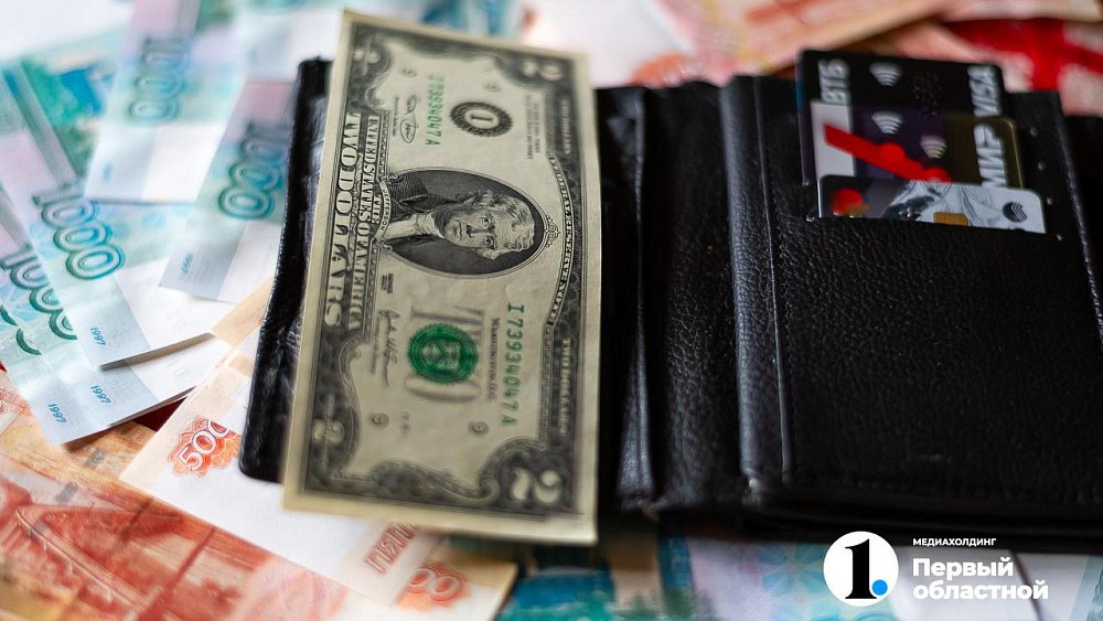 В Челябинской области объем продаж долларов вырос в 1,5 раза
