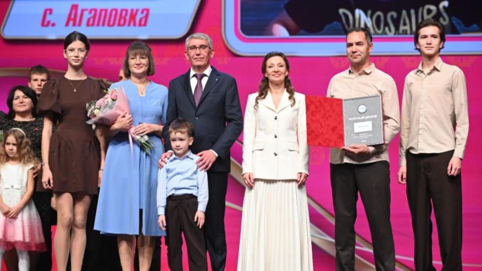 В Кремле наградили семью Карсаковых из Агаповки — победителей конкурса «Семья года»
