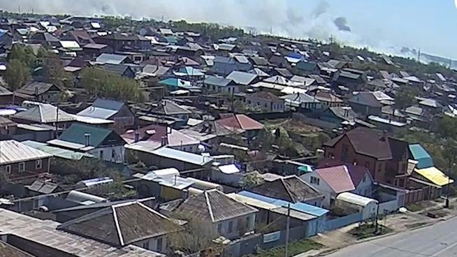 В Челябинске пожар в садах перекинулся на дома