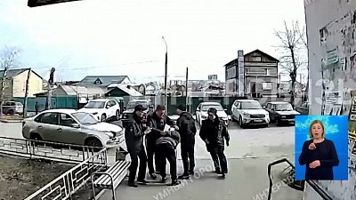 Компания парней избила прохожего