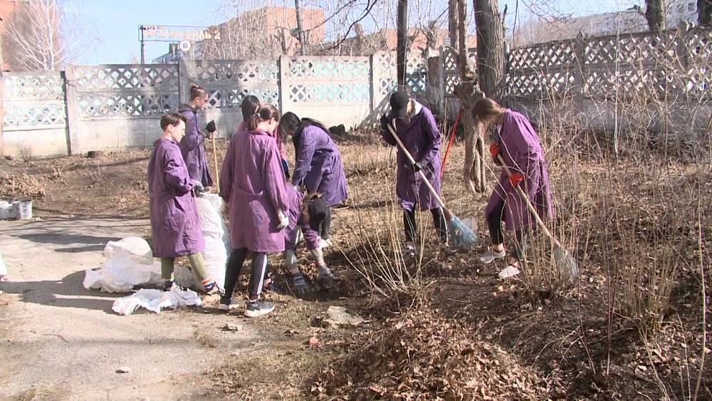 Студенты помогают в уборке города