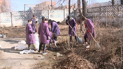 Студенты помогают в уборке города