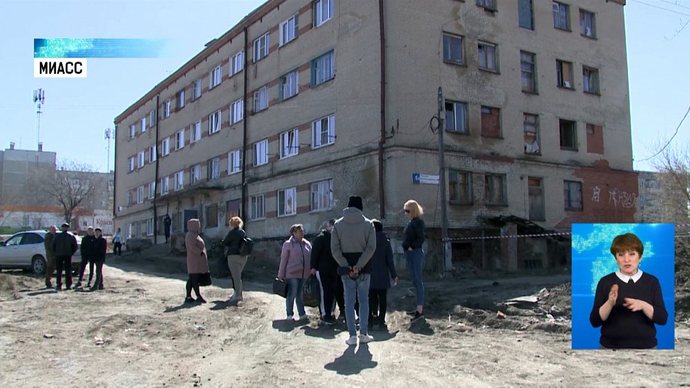 В Миассе рухнула стена общежития