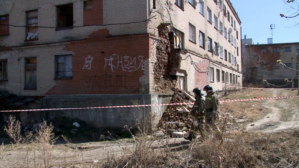 В Миассе обрушилась стена аварийного общежития