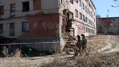 В Миассе обрушилась стена аварийного общежития
