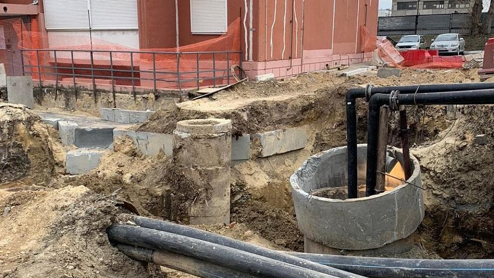 На месте провала грунта на улице Куйбышева закончили монтаж временного коллектора
