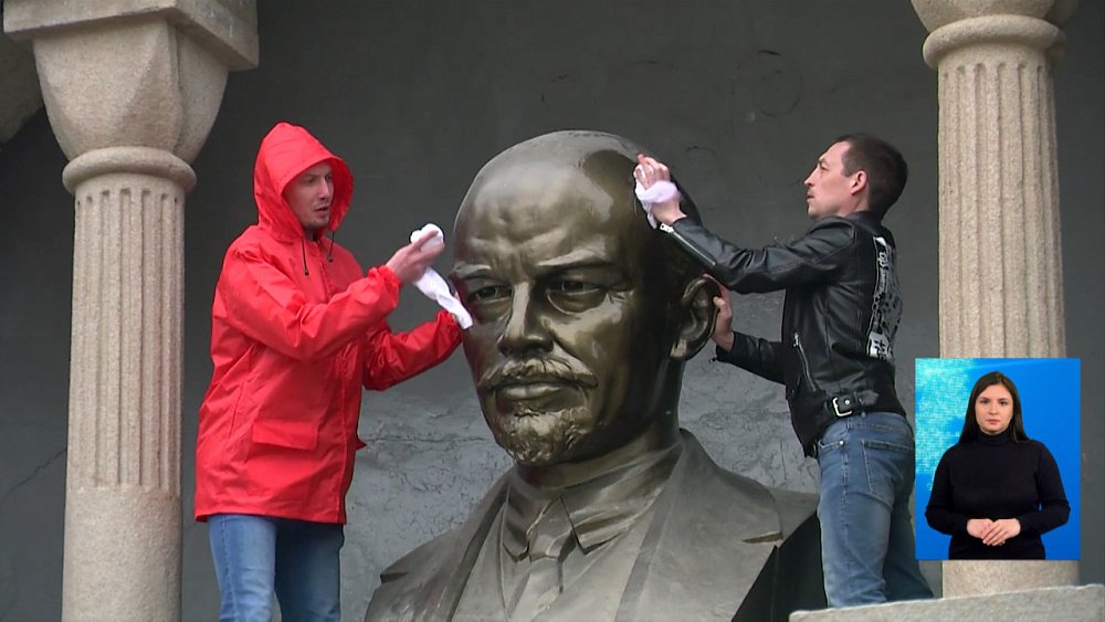 Субботник у памятника Владимира Ленина