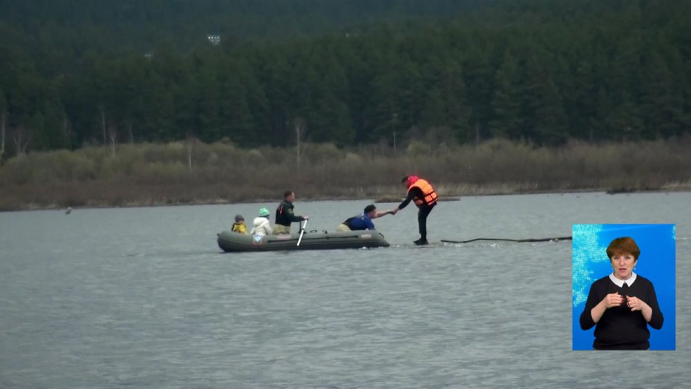 Троих детей сняли с дрейфующей льдины