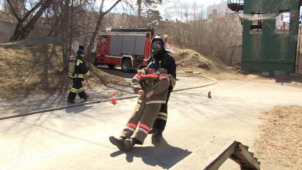 Миасские пожарные готовятся к соревнованиям
