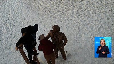 Молодые мамы сломали скульптуры в Троицке