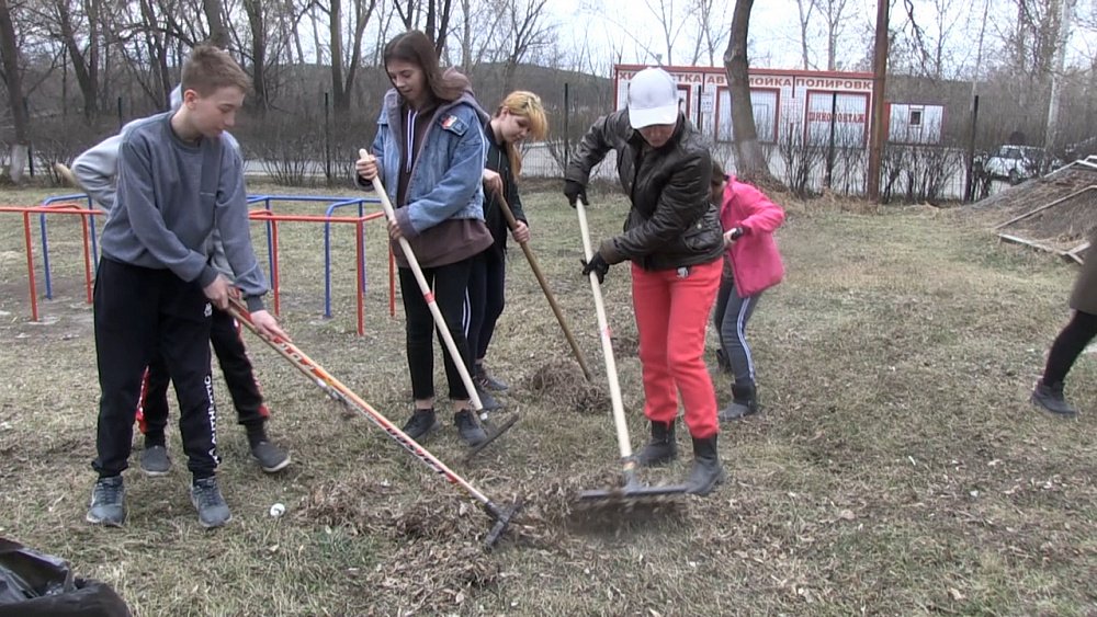 Воспитанники центра «Радуга» проводят субботник