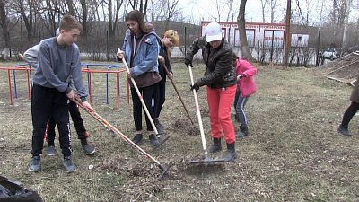 Воспитанники центра «Радуга» проводят субботник