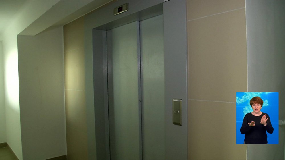 Лифт с двумя детьми застрял в Челябинске