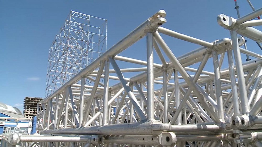 Сюжет «Подготовка сцены к концерту «Любэ»