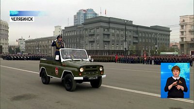 На площади — торжественное построение